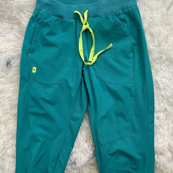 Figs Marine FIONe.a.c Callao-Jogger Scrub Pants & Lekei Four pocket Scrub Top - Picture 8 of 16